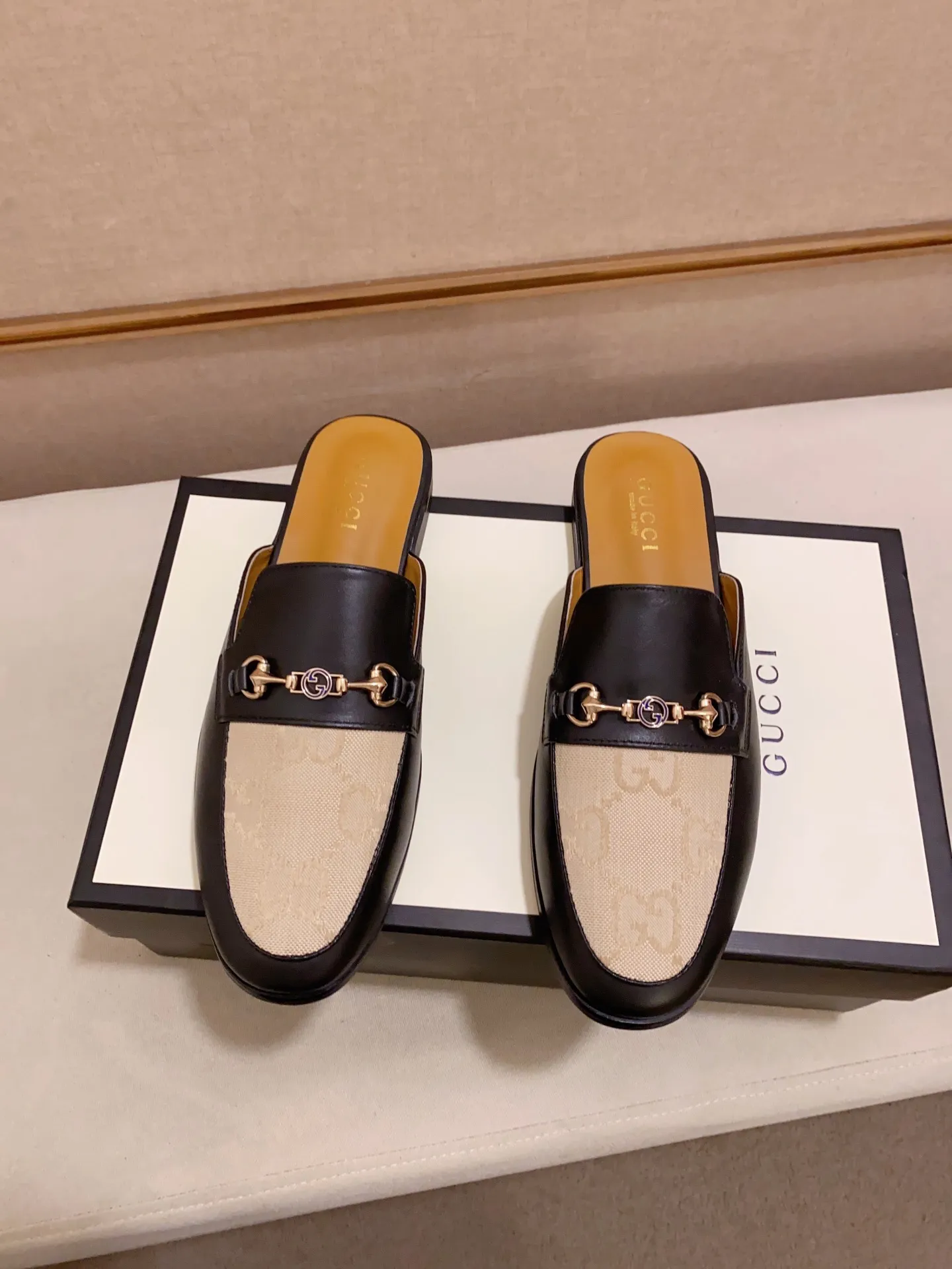 Men's shoes 💰: 380💰 (Gucci). The latest trendy shoes, casual Baotou mops, popular in physical stores, sizes 38-44. New and comfortable, imported custom-made original cowhide, with unique sequin element design. With sheepskin lining, original bottom, high-end packaging and high quality💪Details determine the quality, you can enter and leave the counter at will, welcome to compare!
